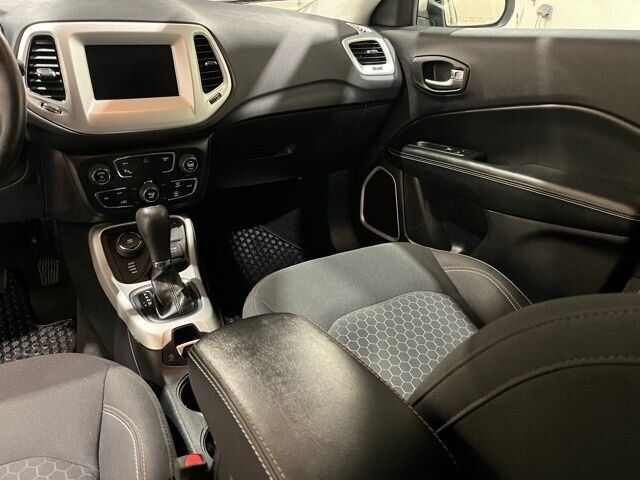 
								2019 Jeep Compass Sport w/ Apple Car Play full									