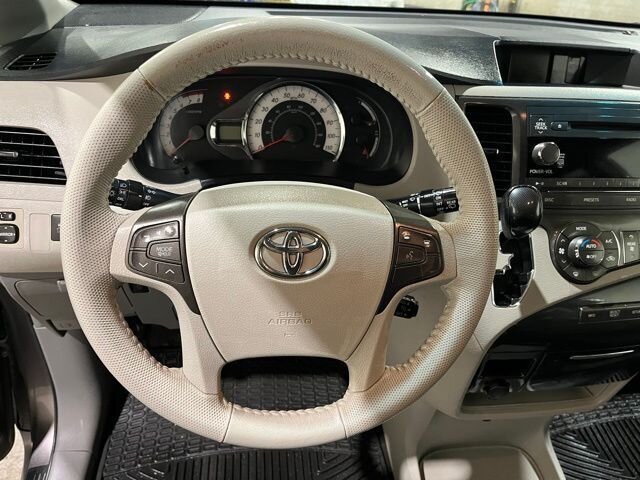 
								2013 Toyota Sienna SE 8 Passenger full									