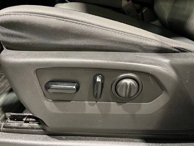 
								2019 Chevrolet Silverado 1500 LT w/ Apple Car Play full									