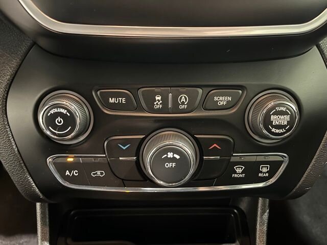 
								2019 Jeep Cherokee Latitude Plus w/ Apple Car Play full									