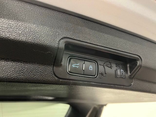 
								2020 Ford Explorer XLT w/ Apple Car Play full									