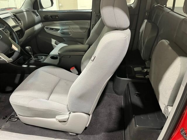 
								2015 Toyota Tacoma Base full									