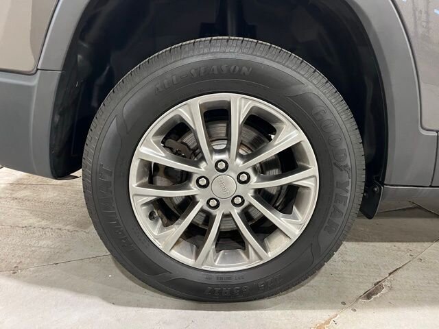 
								2019 Jeep Cherokee Latitude Plus w/ Apple Car Play full									