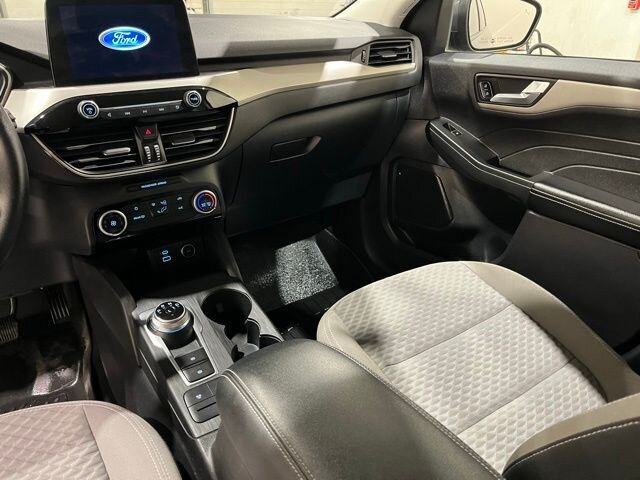 
								2021 Ford Escape SE full									