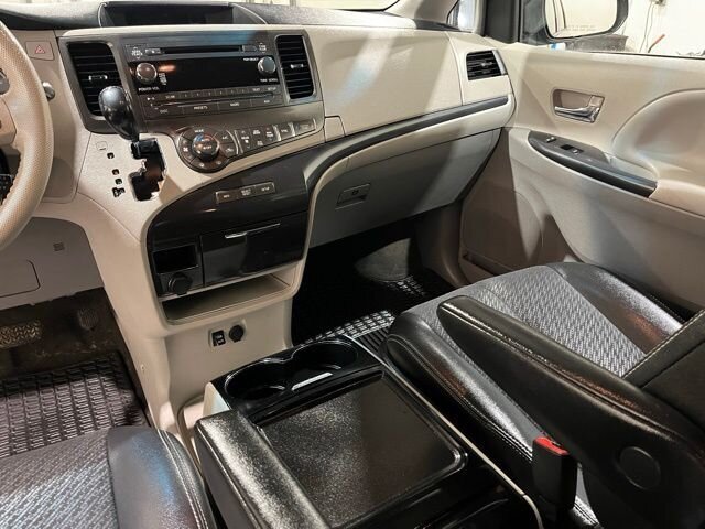 
								2013 Toyota Sienna SE 8 Passenger full									