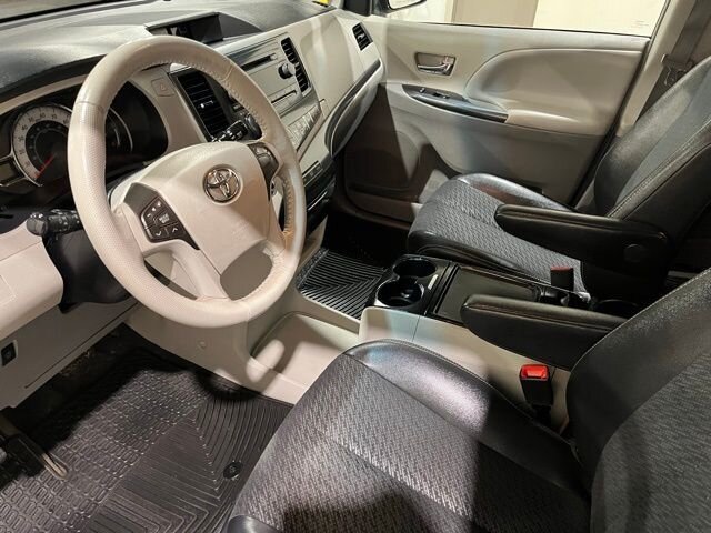 
								2013 Toyota Sienna SE 8 Passenger full									