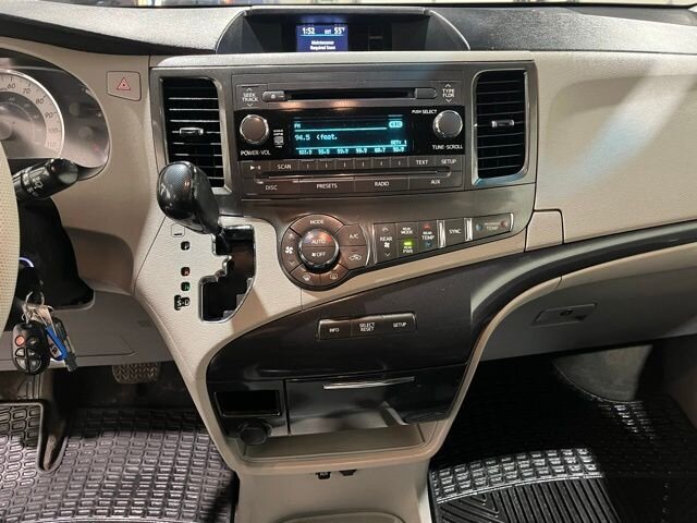 
								2013 Toyota Sienna SE 8 Passenger full									