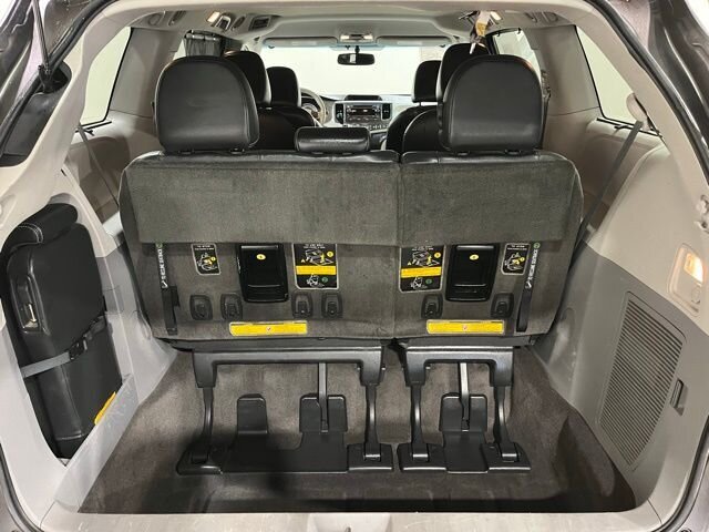 
								2013 Toyota Sienna SE 8 Passenger full									