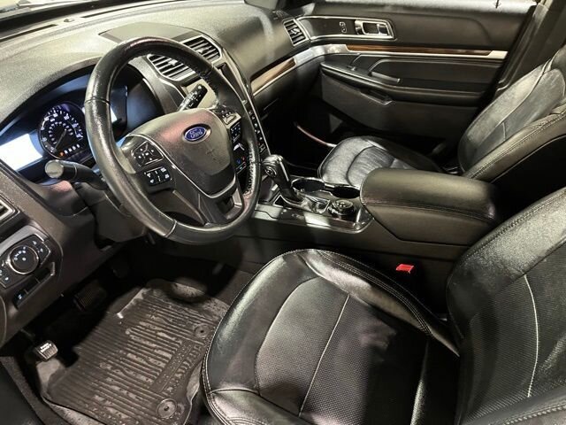 
								2019 Ford Explorer Limited w/ Apple Car Play and Navigation full									