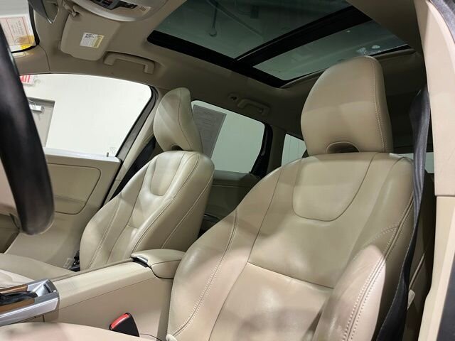 
								2015 Volvo XC60 T6 Platinum w/ Navigation full									