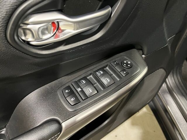 
								2019 Jeep Cherokee Latitude Plus w/ Apple Car Play full									