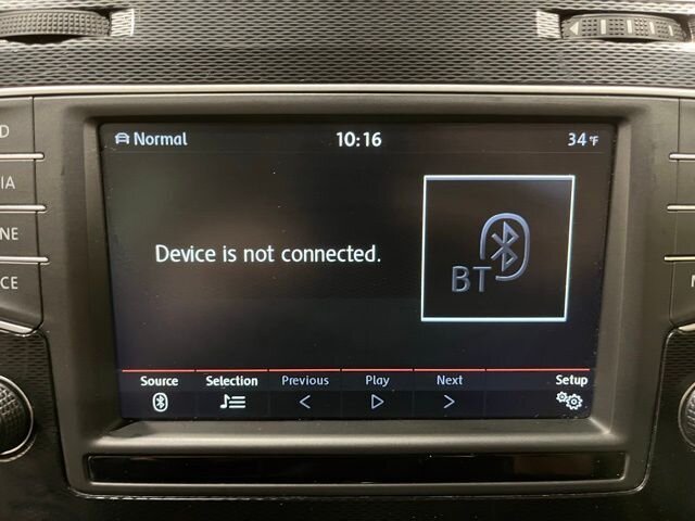 
								2017 Volkswagen Golf GTI S full									