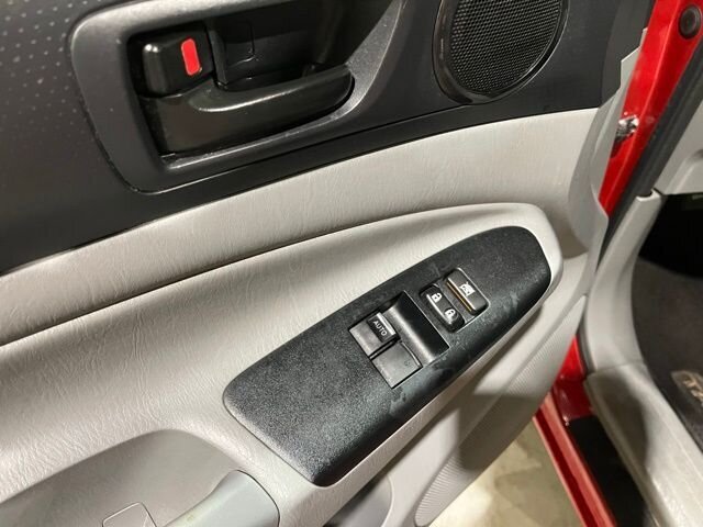 
								2015 Toyota Tacoma Base full									