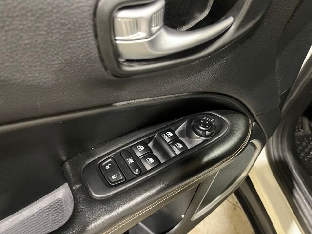 
								2019 Jeep Compass Sport w/ Apple Car Play full									