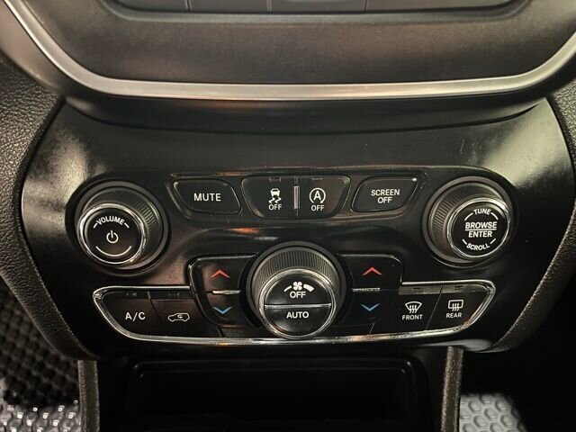 
								2019 Jeep Cherokee Trailhawk w/ Apple Car Play full									