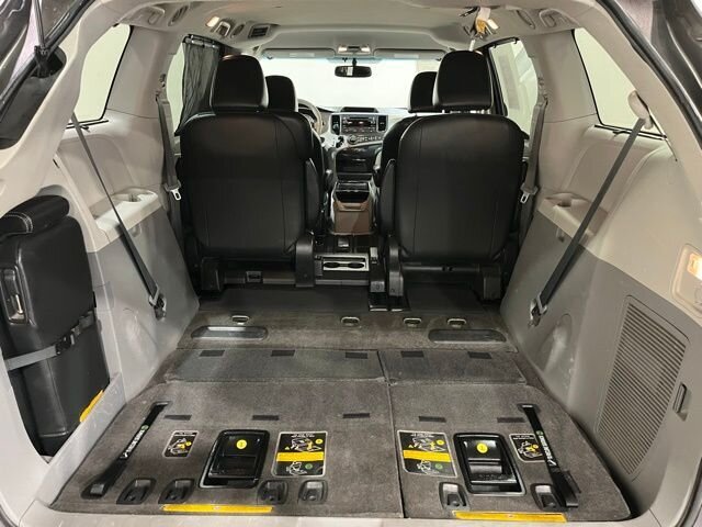 
								2013 Toyota Sienna SE 8 Passenger full									